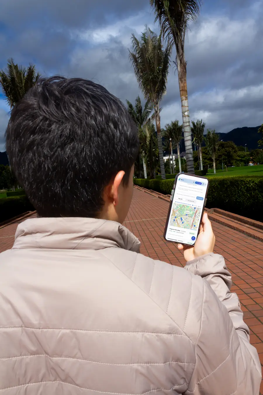 Persona explorando el mapa de farmacias cercanas de Farmi desde su celular